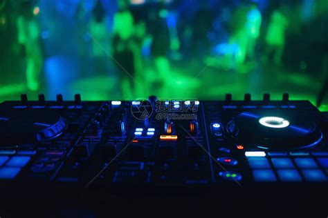 夜总会DJ混音器背景是来自按钮和控高清图片下载-正版图片503799670-摄图网