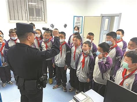 短暂停靠、即接即走……上海交警“一校一方案”，保障开学期间道路交通有序安全
