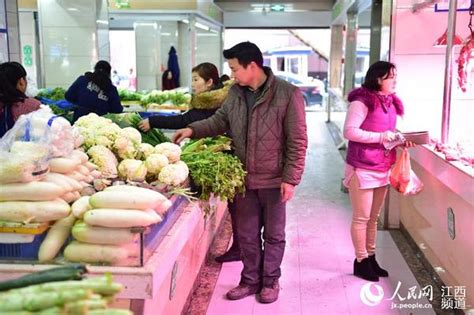南昌：天气暖了蔬菜大量上市 菜价回归“平民价”|蔬菜|菜价_凤凰资讯