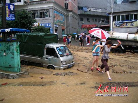 组图：115年不遇暴雨 万吨泥石流倾泻重庆城区_发现珠晖美_珠晖新闻网