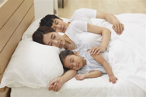母婴沙发上妈妈抱着宝宝睡觉摄影图6141*4094图片素材免费下载-编号833528-潮点视频