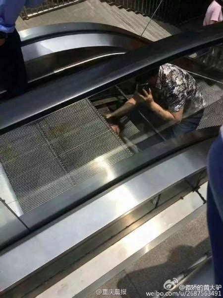 重庆现扶梯“吞人”：维修工被卷入画面惊悚