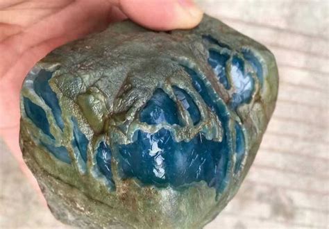 男子海边捡到一块奇怪石头，发现是罕见的翡翠，专家称捡到宝了