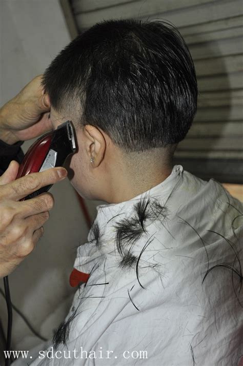 土耳其理发师为体毛旺盛男子修剪出“毛背心”_博览_环球网