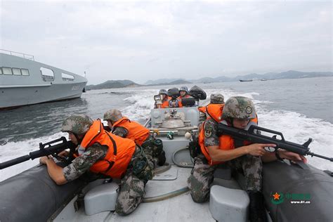驻香港部队组织联合海空巡逻演练 - 中国军网