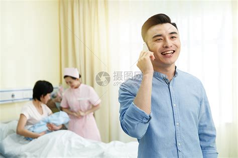 医药职业微笑的技能护士和新生儿的父母高清图片下载-正版图片501986273-摄图网