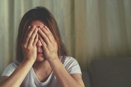 一位与男友分手的坐着压力紧张沮丧失眠的女人伤心痛精神的高清图片下载-正版图片308041965-摄图网