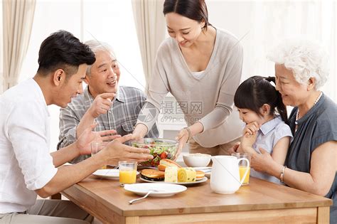 家庭人们的快乐的父亲女儿家里吃早餐片幸福的家庭家里吃薄片早餐高清图片下载-正版图片300118336-摄图网