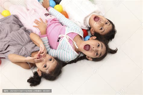 三个孩子仰面躺在地上大声喊叫,摄影素材,汇图网www.huitu.com