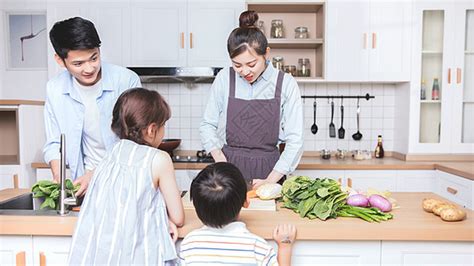年轻父母与孩子一起在厨房做饭高清图片下载-正版图片500440997-摄图网