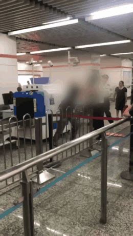 上海地铁安检员与乘客互殴被停职 就是因为……