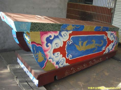 在中国丧葬文化里，棺材的选择有讲究，5种不同颜色对应不同人