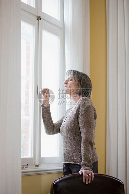 站在窗前的老妇人高清图片下载-正版图片501450604-摄图网
