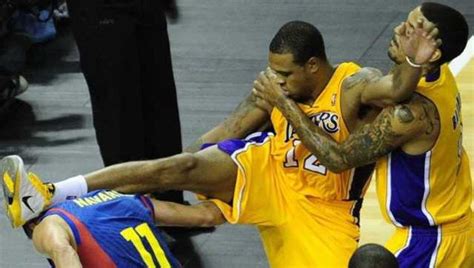 NBA赛场劲爆打架合集，被爆打喷血，堪比拳击赛搏击