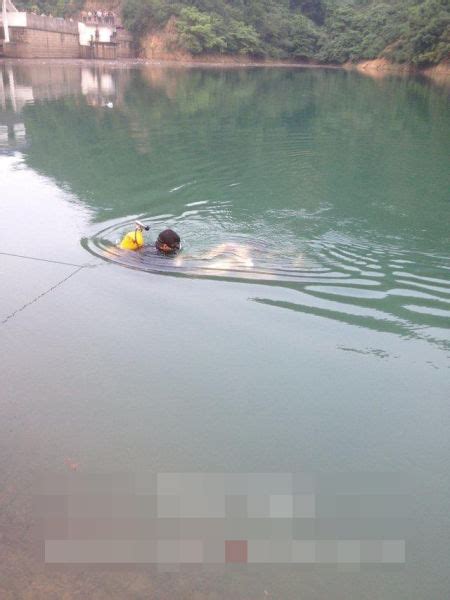 孩子被水淹死了。高清摄影大图-千库网
