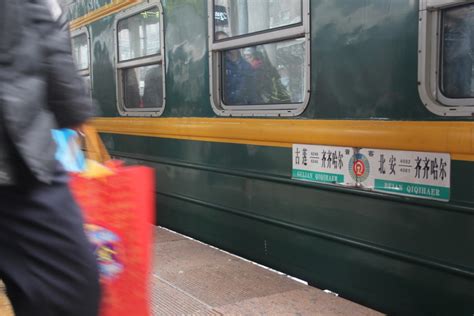 这是重庆仅剩的三趟绿皮火车！坐上它，就像回到了旧时光！-上游新闻 汇聚向上的力量