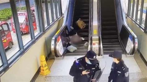 老人地铁站乘坐扶梯摔倒翻滚，辅警一秒按下救命按钮_平凡之光-梨视频官网-Pear Video