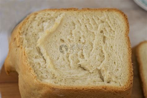一顿饭烘烤后煮热新鲜自制面包在厨房关上俄罗斯语高清图片下载-正版图片307835248-摄图网