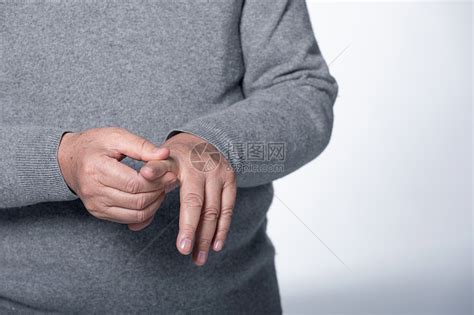老人身体不适手指麻痹中风高清图片下载-正版图片501703625-摄图网