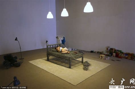 中国女艺术家“裸睡”铁丝床36天——人民政协网