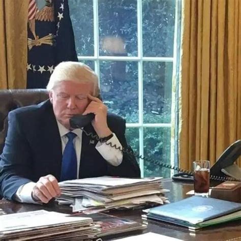 白宫办公桌上的红按钮，特朗普用它“下单”点可乐，吃货总统的世界你不懂