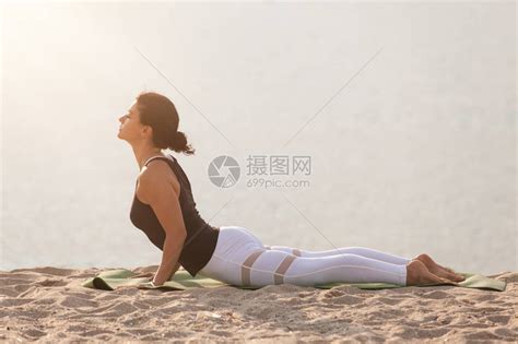 练瑜珈的女子图片-女子练习反向武士姿势瑜珈素材-高清图片-摄影照片-寻图免费打包下载
