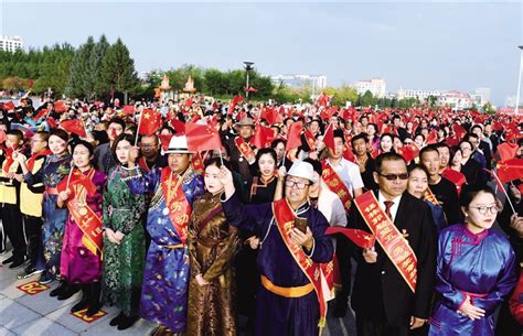 内蒙古日报数字报-锡林郭勒盟：锡林广场传出欢腾的腰鼓声