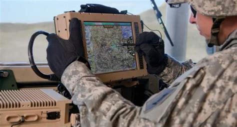 海湾战争中，美军士兵使用的GPS定位系统，给火炮提供精准数据_新浪新闻