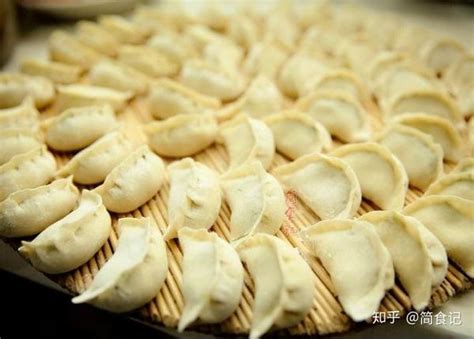 乌鲁木齐饺子店悄然备战冬至，有店家一天包4万个饺子！