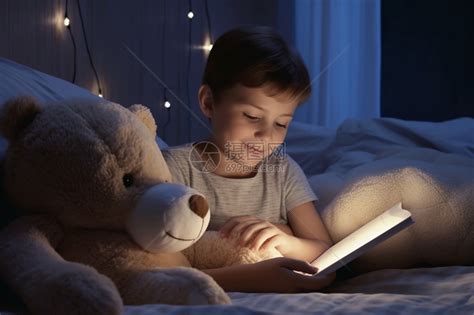 夜晚读书的孩子高清图片下载-正版图片600542304-摄图网