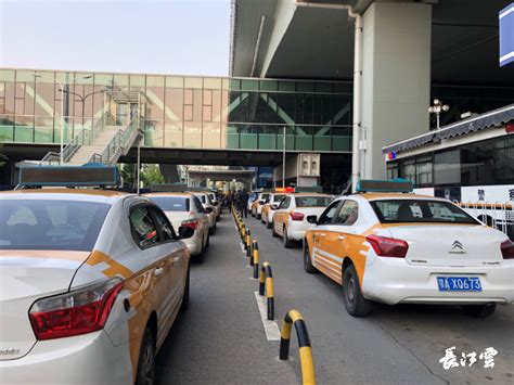 “回家有人接的感觉，真好！”武汉出租车正式恢复运营 中国出租汽车暨汽车租赁协会