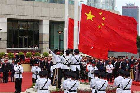 香港金紫荆广场今早举行升旗礼，庆祝中华人民共和国成立73周年