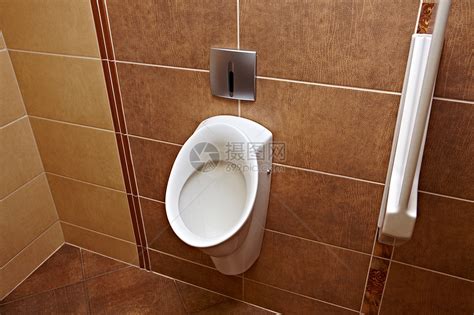 内宅男士浴室卫生民众白色排尿细菌设施男性男人高清图片下载-正版图片320417482-摄图网