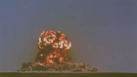 横空出世：第一枚原子弹爆炸，场面太壮观！太多人喜极而泣！