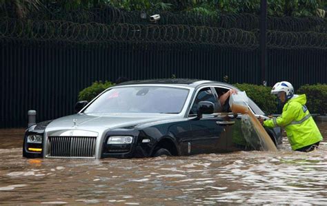 车子被洪水泡了，为什么车主宁愿车子泡着也不愿开走？_凤凰网汽车_凤凰网