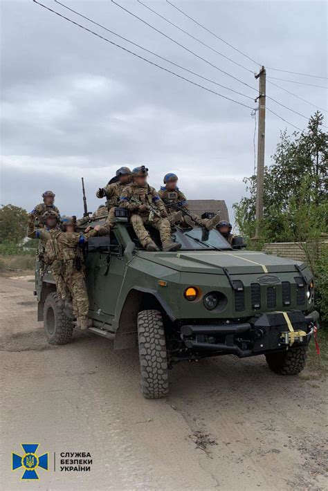 俄罗斯军队逃离哈尔科夫地区伊久姆时丢弃的武器库|哈尔科夫|乌克兰|武器库_新浪新闻