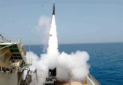 伊朗高调展示两种新型中程导弹，射程覆盖以色列 _凤凰网