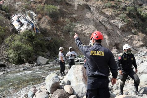 一长途客车在秘鲁中央公路坠崖 遇难人数上升至29人
