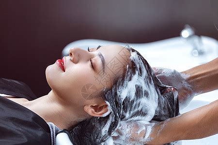 头发放松和型概念坐在黑斗篷上的妇女用理发师洗头女顾客头高清图片下载-正版图片304653782-摄图网