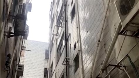 惊险！2岁女童从22楼装修工地坠落幸存_凤凰网资讯_凤凰网