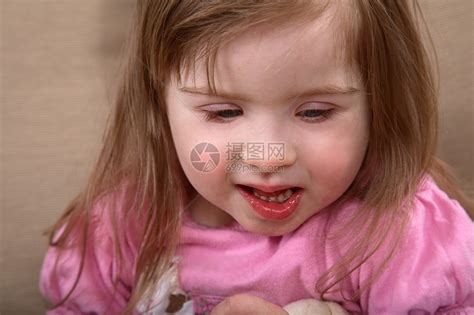 唐氏综合症女孩粉色人士孩子残障眼睛白色蓝色精神衬衫儿童高清图片下载-正版图片320000122-摄图网