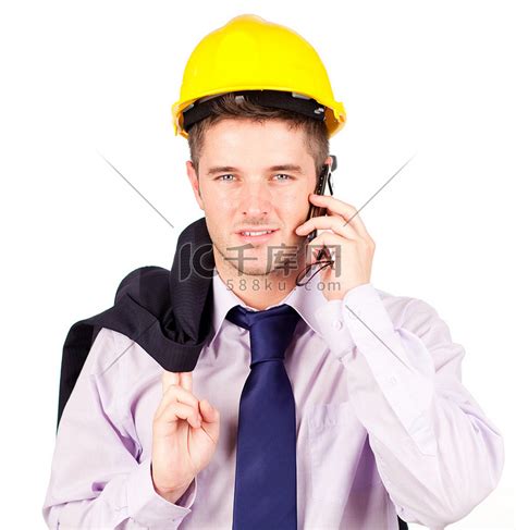 建筑工人在打电话高清摄影大图-千库网