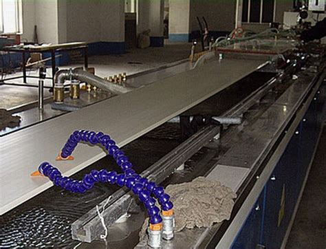 RJ睿杰-竹木纤维集成墙板生产设备-青岛睿杰塑料机械有限公司