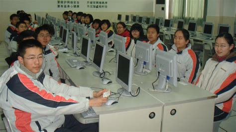 初三年级学生参加南京市初中学生英语听力口语自动化模拟考试