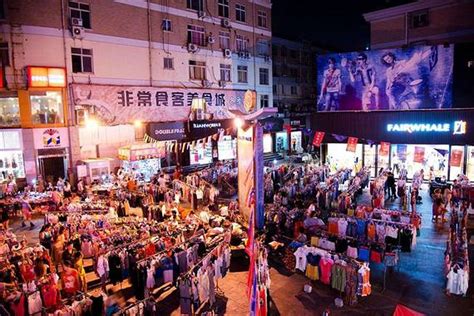 汉街人潮涌动、夜市悠闲淘货、江滩跳舞纳凉……记者实拍今日武汉