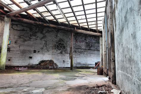 废弃工厂建筑旧墙的宽角度高清图片下载-正版图片504779587-摄图网