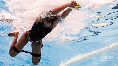 自由泳的单臂配合加脚上动作的教学，四次打腿一次换气划手！_腾讯视频
