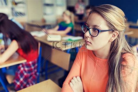 教育、学习和人的概念-在学校上课戴眼镜的女学生。高清摄影大图-千库网