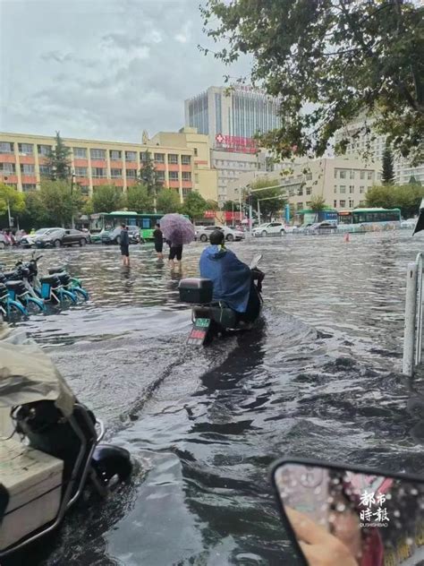 暴雨致昆明市区交通瘫痪 多个区域被淹（组图）_新浪新闻