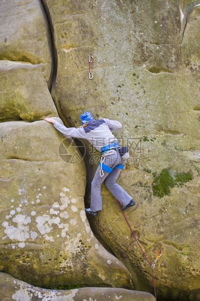 在悬崖上从事攀岩的女孩高清图片下载-正版图片507276444-摄图网